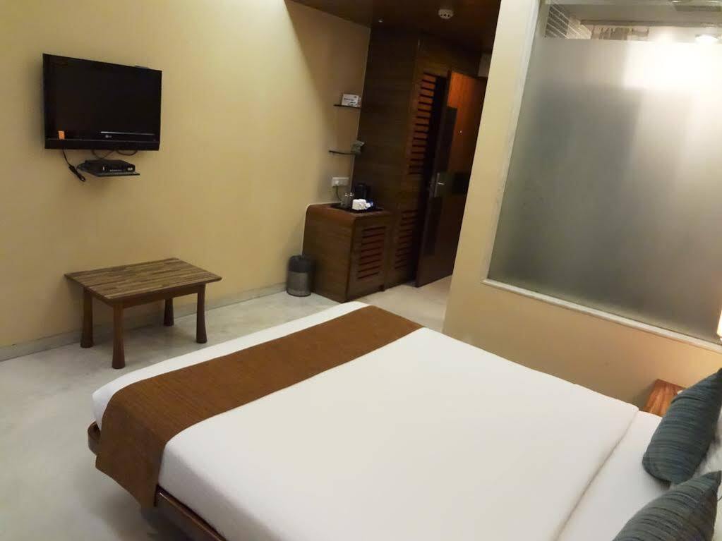 Hotel Jewel Of Chembur Мумбай Екстериор снимка